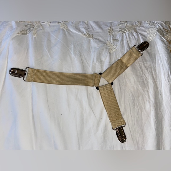 7+Gently Used Elastic Corner Tightening/Holding Straps-4 Any Size Fitted Sheets - Picture 6 of 11